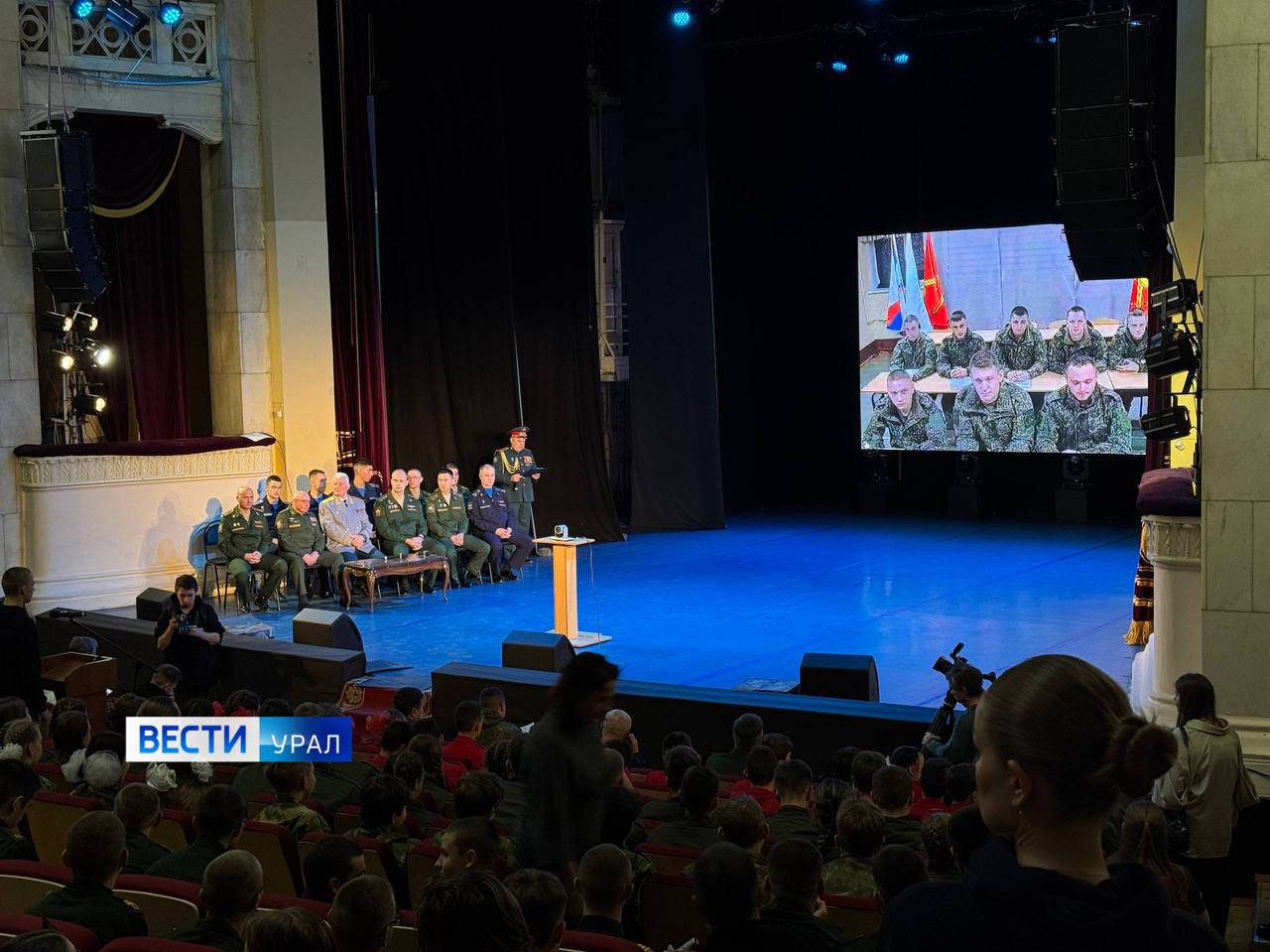 Военно-патриотическая акция «Есть такая профессия – Родину защищать!» собрала в Екатеринбурге сотни курсантов высших военных учебных заведений Военно-патриотическая акция «Есть такая профессия – Родину защищать!» собрала в Екатеринбурге сотни курсантов высших военных учебных заведений