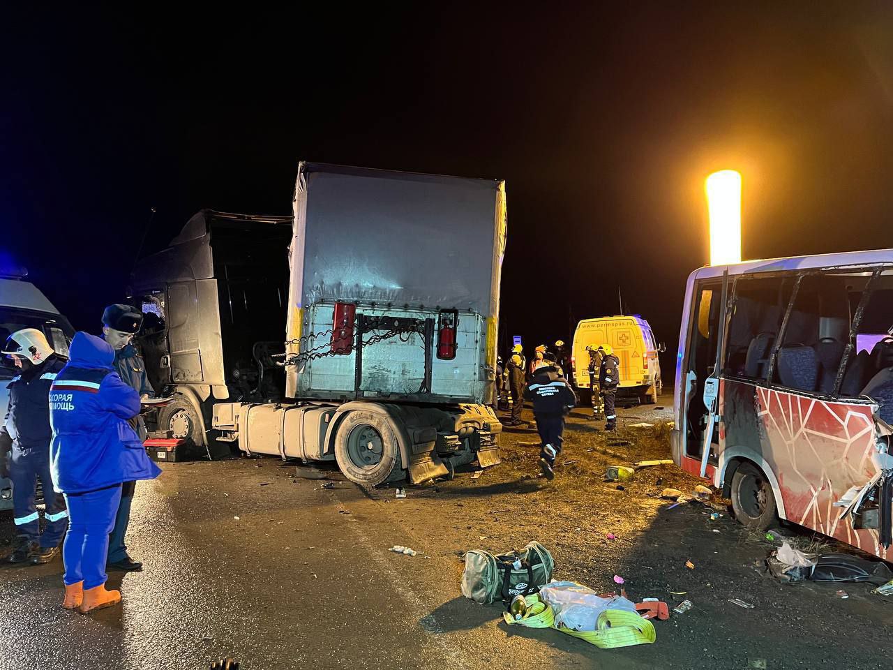 Семь человек, включая 17-летнюю девушку, не доехали до дома на трассе Екатеринбург - Пермь