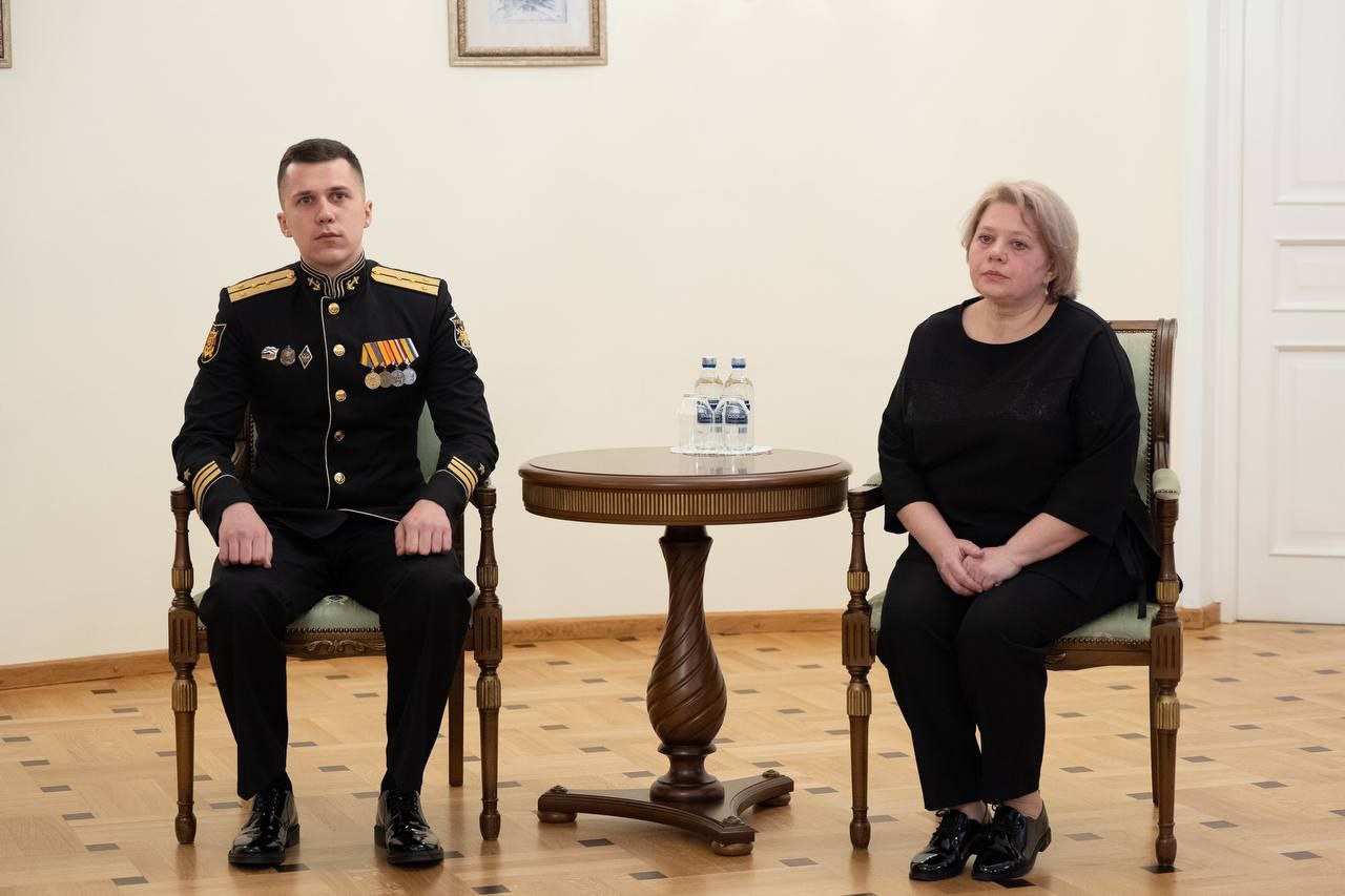 Губернатор Денис Паслер вместе с представителями командования ЦВО вручил медаль «Золотая Звезда» Героя России семье погибшего участника спецоперации Губернатор Денис Паслер вместе с представителями командования ЦВО вручил медаль «Золотая Звезда» Героя России семье погибшего участника спецоперации