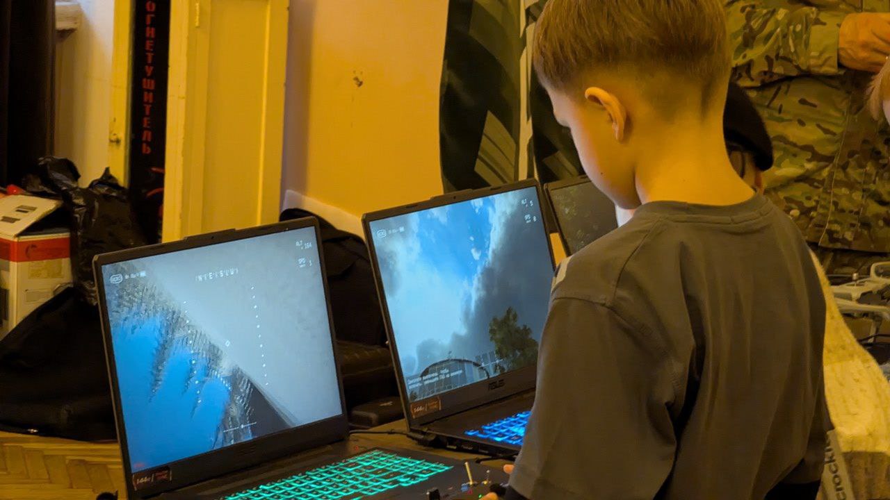 Более 560 человек приняли участие в военно-патриотической акции «Есть такая профессия — Родину защищать!» в Екатеринбурге Более 560 человек приняли участие в военно-патриотической акции «Есть такая профессия — Родину защищать!» в Екатеринбурге