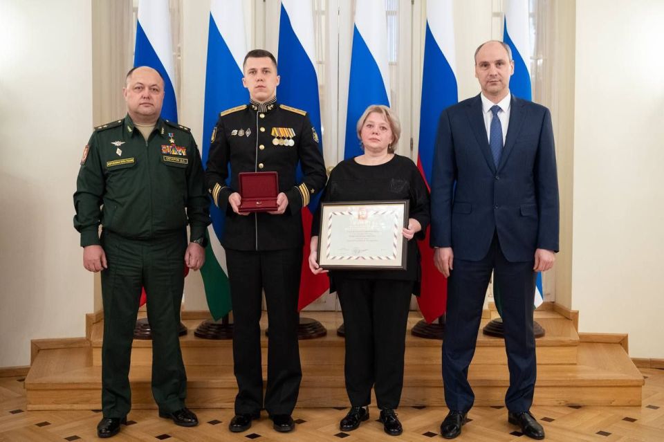 Губернатор Денис Паслер вместе с представителями командования ЦВО вручил медаль «Золотая Звезда» Героя России семье погибшего участника спецоперации