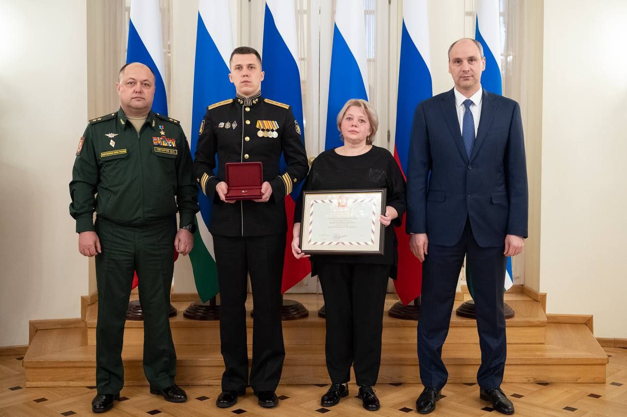 Губернатор Денис Паслер вместе с представителями командования ЦВО вручил медаль «Золотая Звезда» Героя России семье погибшего участника спецоперации