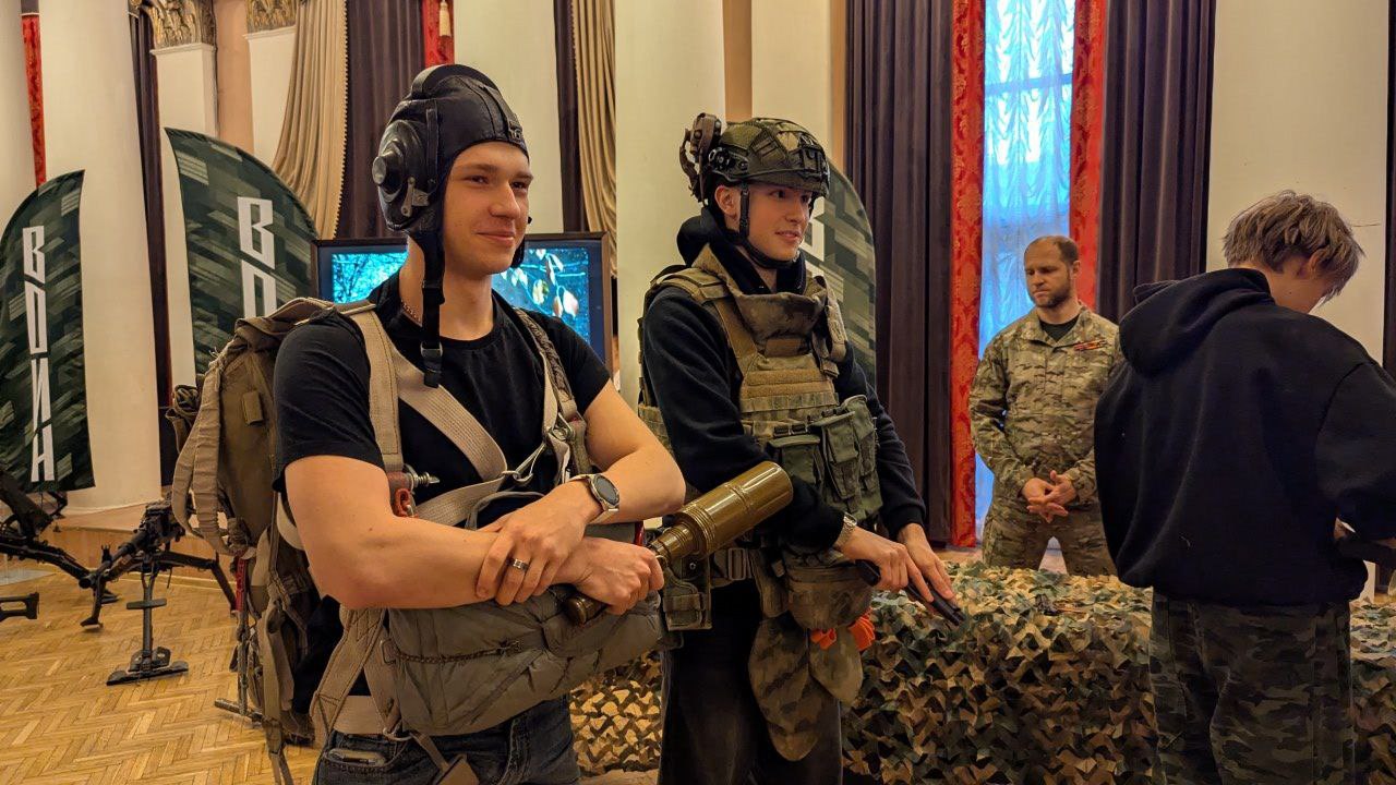 Более 560 человек приняли участие в военно-патриотической акции «Есть такая профессия — Родину защищать!» в Екатеринбурге Более 560 человек приняли участие в военно-патриотической акции «Есть такая профессия — Родину защищать!» в Екатеринбурге