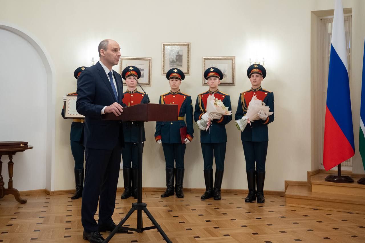 Губернатор Денис Паслер вместе с представителями командования ЦВО вручил медаль «Золотая Звезда» Героя России семье погибшего участника спецоперации Губернатор Денис Паслер вместе с представителями командования ЦВО вручил медаль «Золотая Звезда» Героя России семье погибшего участника спецоперации