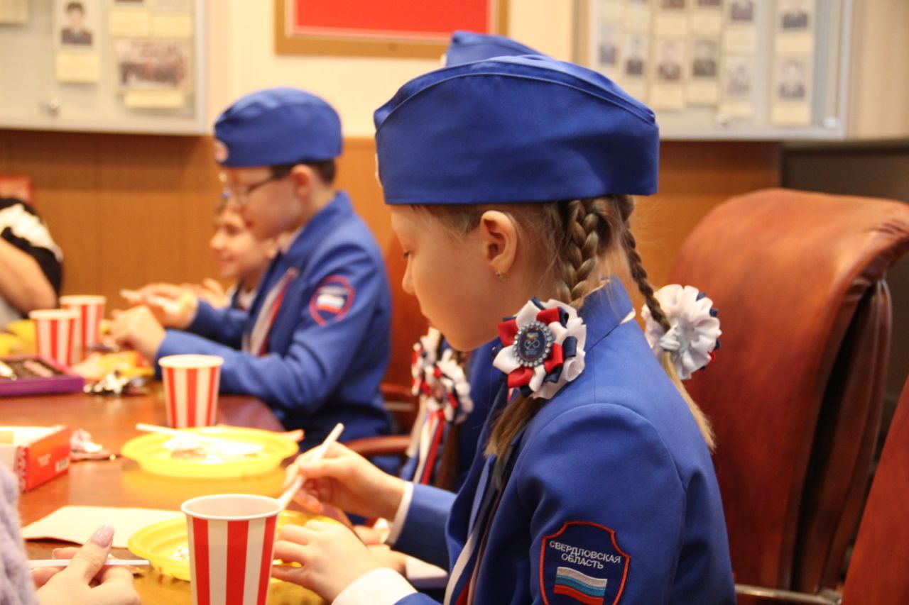 Главный госавтоинспектор Свердловской области лично поздравил каменских школьников, ставших призерами Всероссийского конкурса "Безопасное колесо" Главный госавтоинспектор Свердловской области лично поздравил каменских школьников, ставших призерами Всероссийского конкурса "Безопасное колесо"