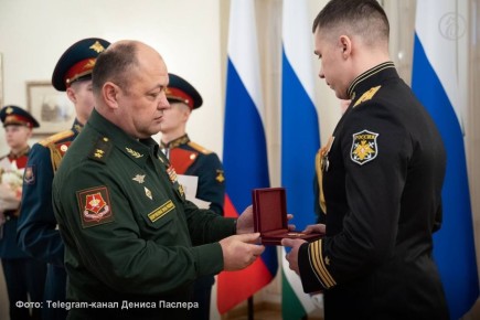 Семье погибшего на специальной военной операции (СВО) полковника Игоря Долматова вручили медаль «Золотая Звезда» Героя России