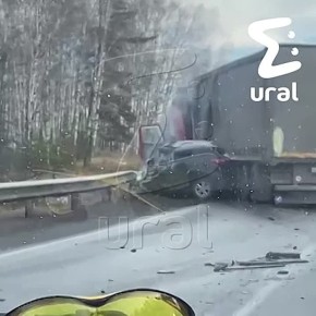 Фура въехала в легковушку на М-5 и вмяла её в отбойник