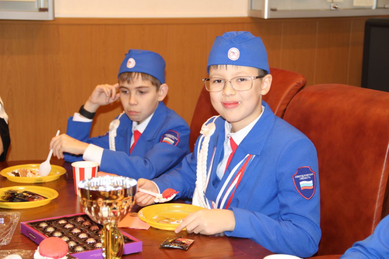 Главный госавтоинспектор Свердловской области лично поздравил каменских школьников, ставших призерами Всероссийского конкурса "Безопасное колесо" Главный госавтоинспектор Свердловской области лично поздравил каменских школьников, ставших призерами Всероссийского конкурса "Безопасное колесо"