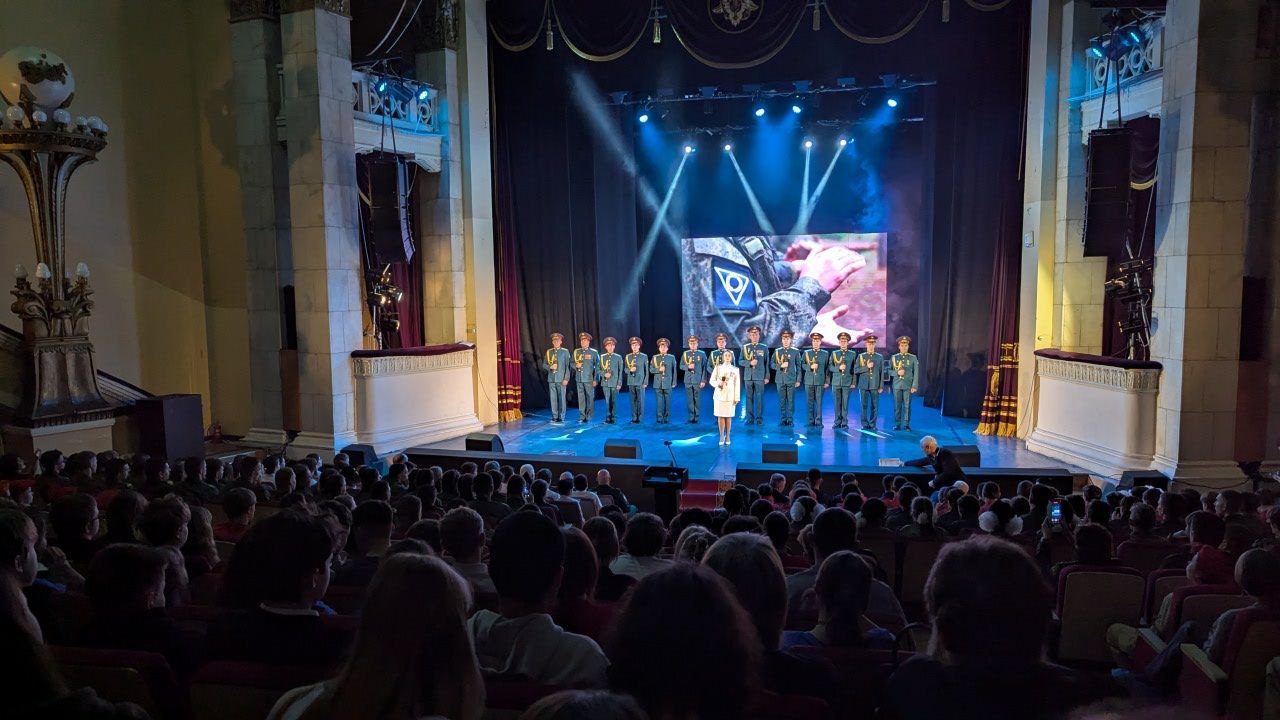 Более 560 человек приняли участие в военно-патриотической акции «Есть такая профессия — Родину защищать!» в Екатеринбурге Более 560 человек приняли участие в военно-патриотической акции «Есть такая профессия — Родину защищать!» в Екатеринбурге