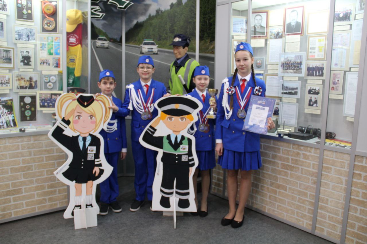 Главный госавтоинспектор Свердловской области лично поздравил каменских школьников, ставших призерами Всероссийского конкурса "Безопасное колесо" Главный госавтоинспектор Свердловской области лично поздравил каменских школьников, ставших призерами Всероссийского конкурса "Безопасное колесо"