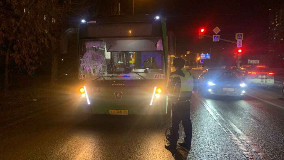 Классика жанра, где виноваты оба В Екатеринбурге автобус на желтый сигнал сбил пешехода, переходившего на красный