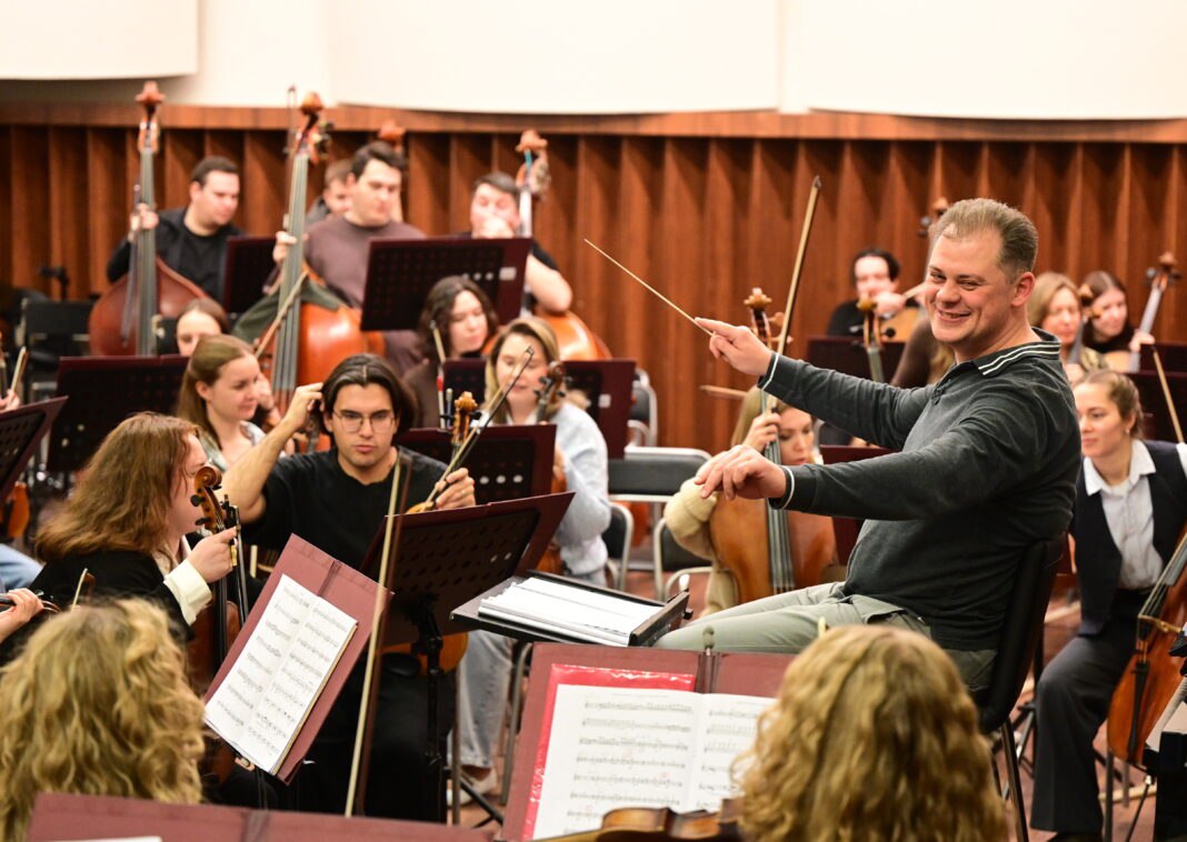 На сцене Свердловской филармонии впервые прозвучала симфония «Бетховен REMIX» На сцене Свердловской филармонии впервые прозвучала симфония «Бетховен REMIX»