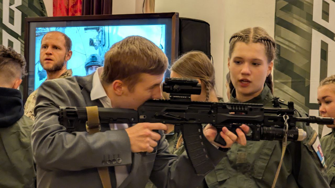 Более 560 человек приняли участие в военно-патриотической акции «Есть такая профессия — Родину защищать!» в Екатеринбурге Более 560 человек приняли участие в военно-патриотической акции «Есть такая профессия — Родину защищать!» в Екатеринбурге