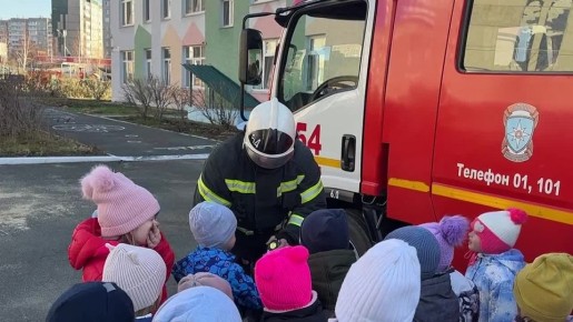Огнеборцы в гостях у малышей