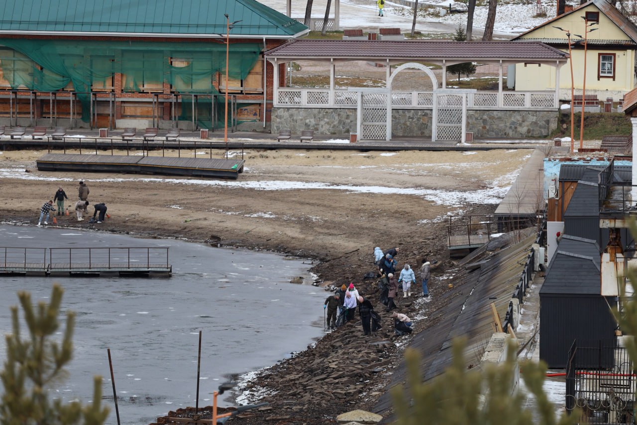 В Сысерти прошел второй субботник на береговой линии Сысертского пруда В Сысерти прошел второй субботник на береговой линии Сысертского пруда