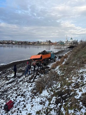 В Сысерти прошел второй субботник на береговой линии Сысертского пруда
