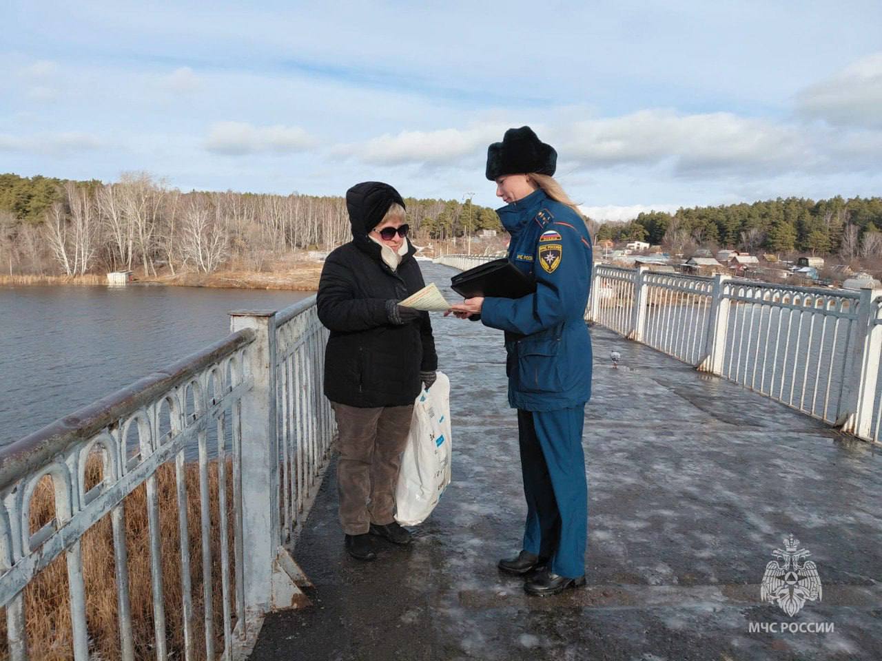 Свердловские спасатели МЧС России продолжают предупреждать жителей региона об опасности выхода людей на лёд в осенний период Свердловские спасатели МЧС России продолжают предупреждать жителей региона об опасности выхода людей на лёд в осенний период