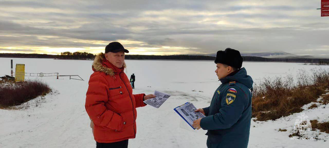 Свердловские спасатели МЧС России продолжают предупреждать жителей региона об опасности выхода людей на лёд в осенний период Свердловские спасатели МЧС России продолжают предупреждать жителей региона об опасности выхода людей на лёд в осенний период