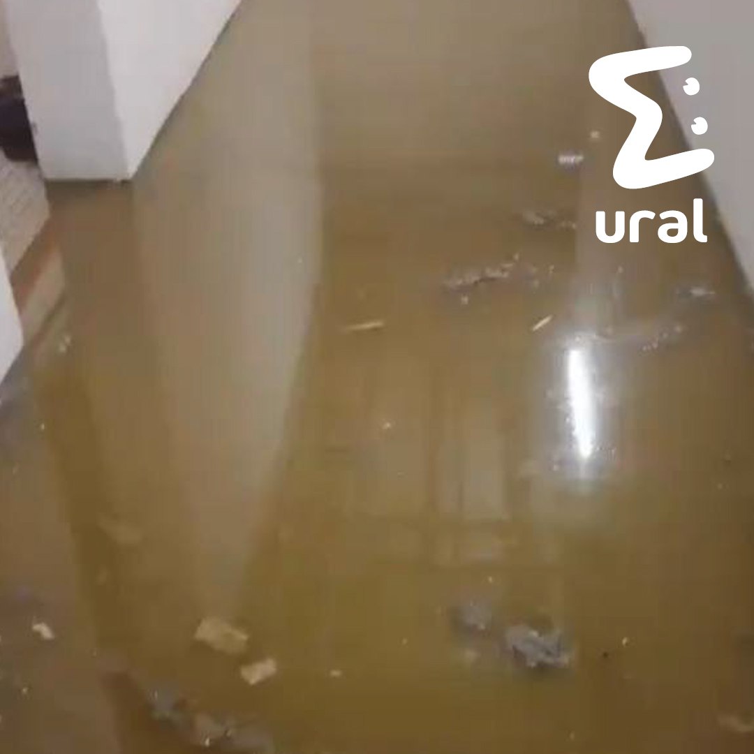 В екатеринбургском ЖК "Просторы" управляющая компания грозится отключить воду — в подвале снова потоп