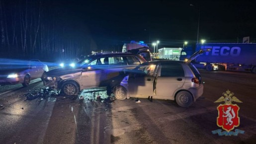 В Чкаловском районе Екатеринбурга водитель не уступил дорогу на выезде с АЗС: два человека пострадали