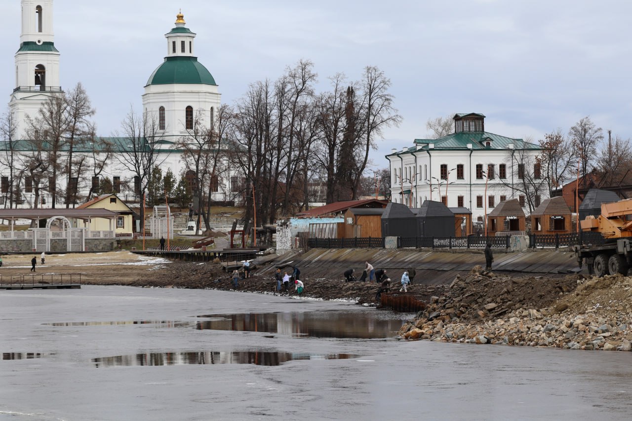 В Сысерти прошел второй субботник на береговой линии Сысертского пруда В Сысерти прошел второй субботник на береговой линии Сысертского пруда