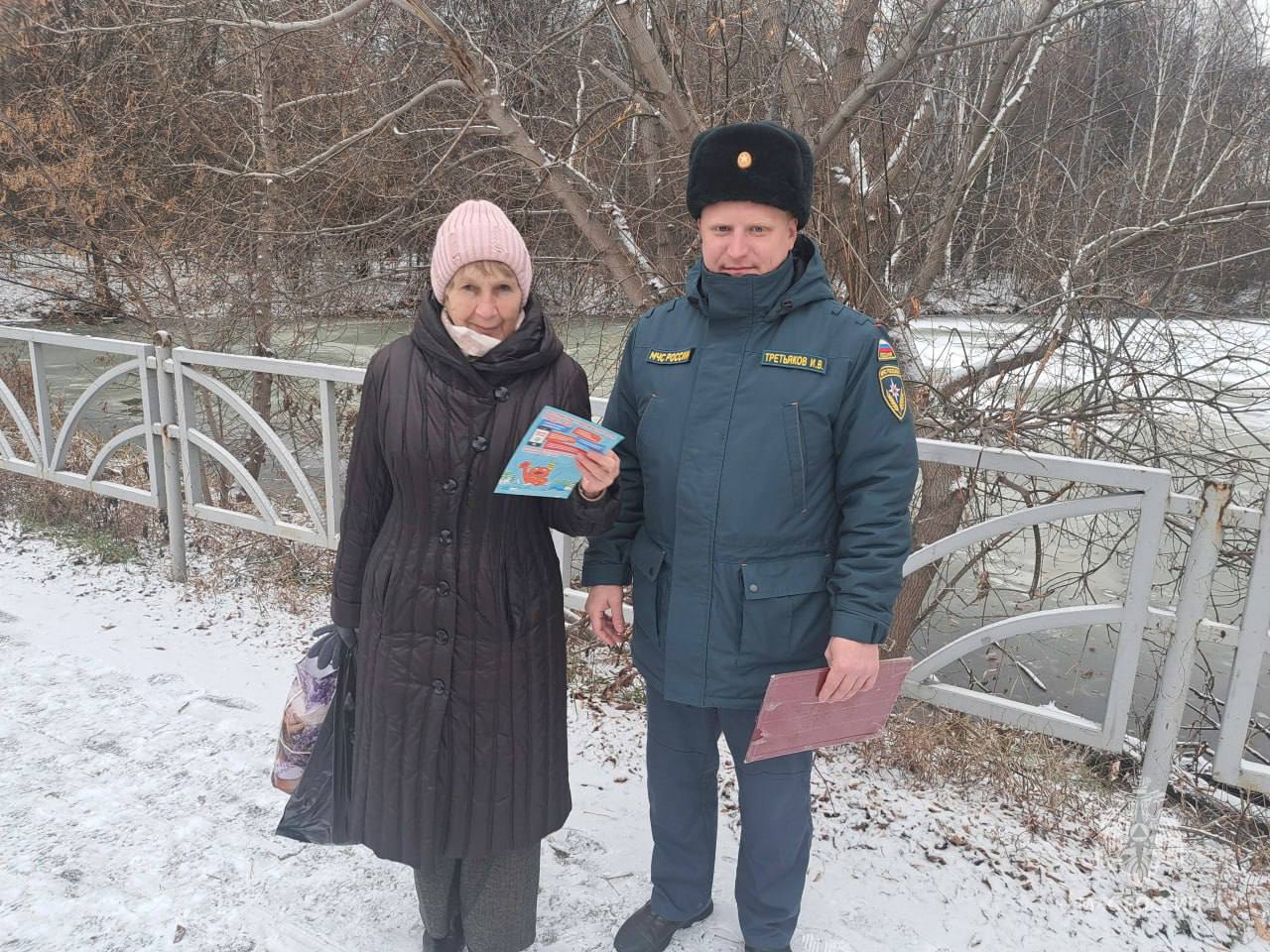 Свердловские спасатели МЧС России продолжают предупреждать жителей региона об опасности выхода людей на лёд в осенний период Свердловские спасатели МЧС России продолжают предупреждать жителей региона об опасности выхода людей на лёд в осенний период