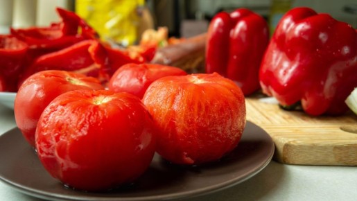 Кожица отлипнет от помидоров в два счета: простой трюк быстро очистит мякоть