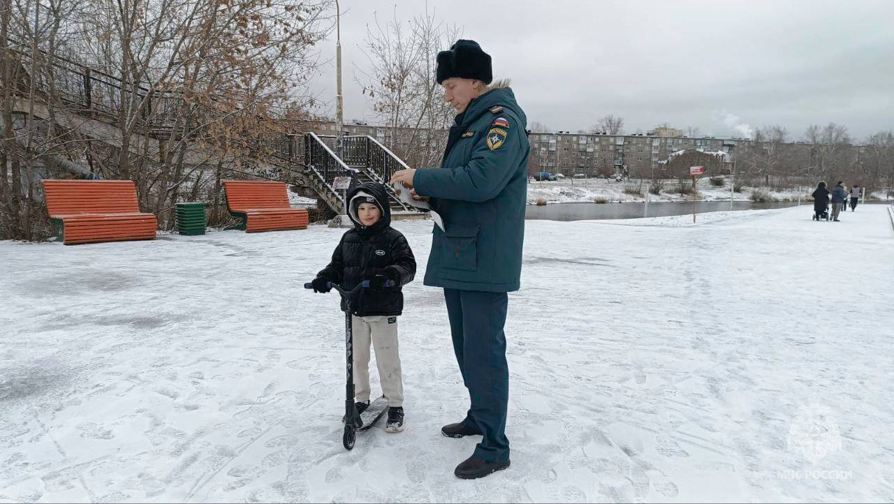 Свердловские спасатели МЧС России продолжают предупреждать жителей региона об опасности выхода людей на лёд в осенний период Свердловские спасатели МЧС России продолжают предупреждать жителей региона об опасности выхода людей на лёд в осенний период