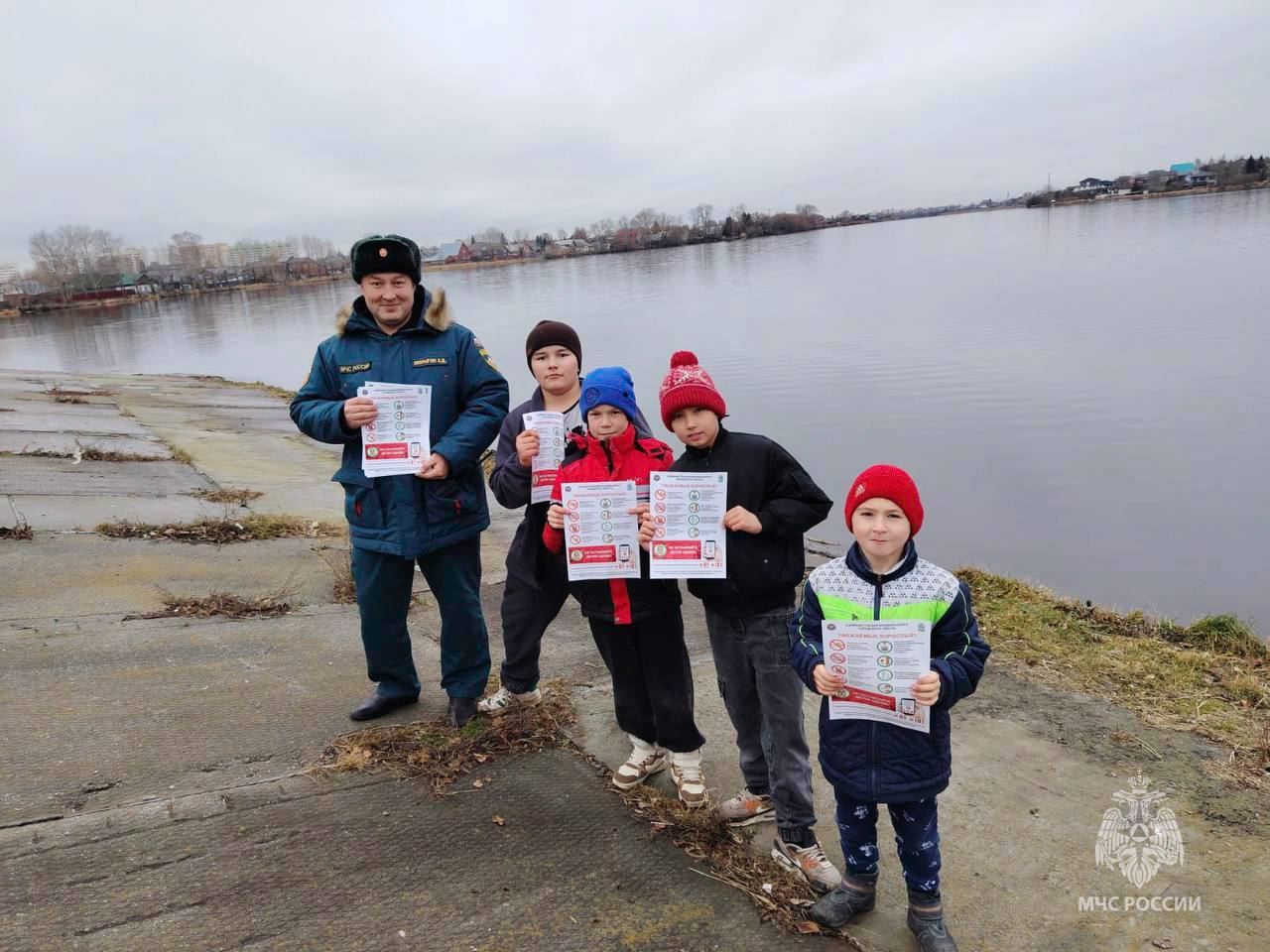 Свердловские спасатели МЧС России продолжают предупреждать жителей региона об опасности выхода людей на лёд в осенний период Свердловские спасатели МЧС России продолжают предупреждать жителей региона об опасности выхода людей на лёд в осенний период