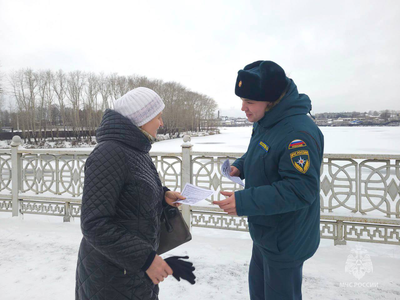 Свердловские спасатели МЧС России продолжают предупреждать жителей региона об опасности выхода людей на лёд в осенний период