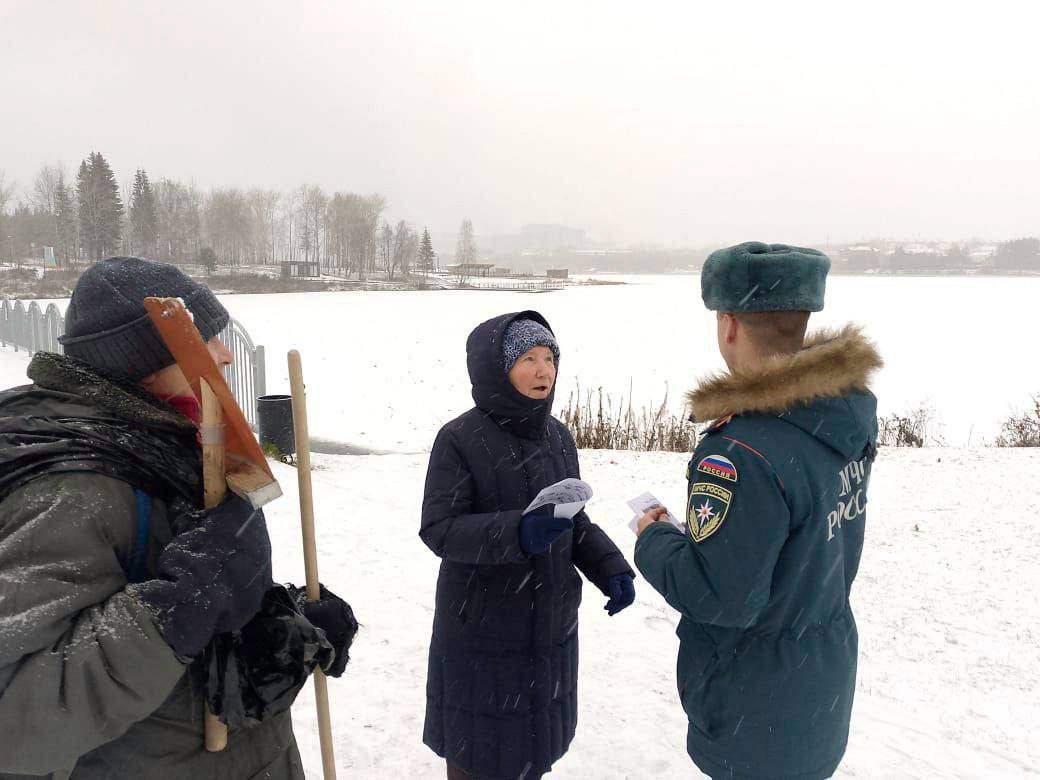 Свердловские спасатели МЧС России продолжают предупреждать жителей региона об опасности выхода людей на лёд в осенний период Свердловские спасатели МЧС России продолжают предупреждать жителей региона об опасности выхода людей на лёд в осенний период