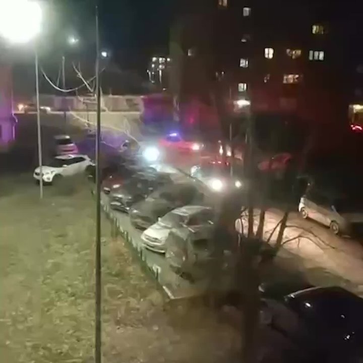 Неизвестный взял в заложники женщину с ребенком и угрожает взорвать гранату в многоэтажке Первоуральска Свердловской области