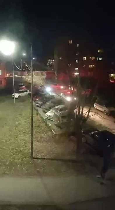 В Первоуральске мужчина взял заложников и угрожает взорвать подъезд