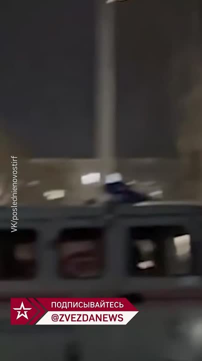 Неизвестный взял в заложники сожительницу и угрожает взорвать гранату в многоквартирном доме в Первоуральске (Свердловская область), сообщают местные жители