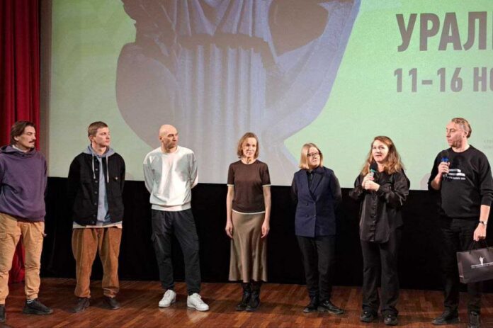 Учитель русского языка и литературы школы №6 Новоасбеста Татьяна Климцева стала одной из героинь фильма «Наперекор»