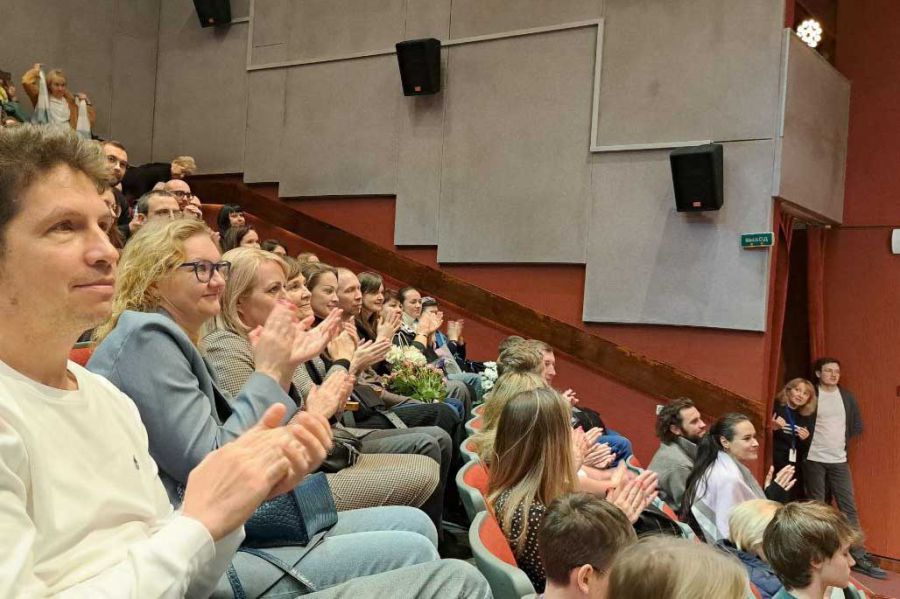 Учитель русского языка и литературы школы №6 Новоасбеста Татьяна Климцева стала одной из героинь фильма «Наперекор» Учитель русского языка и литературы школы №6 Новоасбеста Татьяна Климцева стала одной из героинь фильма «Наперекор»