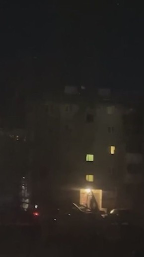 Мужчина забаррикадировался в квартире и угрожает взорвать гранату в жилом доме в Первоуральске Свердловской области, сообщает ТАСС со ссылкой на оперативные службы