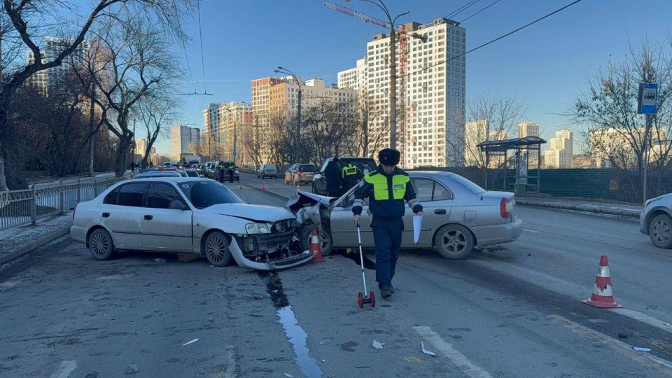 Три машины столкнулись на улице Щербакова в Екатеринбурге