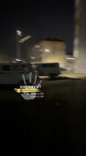 В Первоуральске мужчина угрожает жильцам