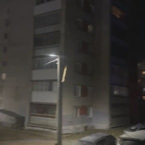 Из жилого дома на улице Малышева в Первоуральске экстренно эвакуировано не менее 50 человек из-за мужчины с гранатой в квартире