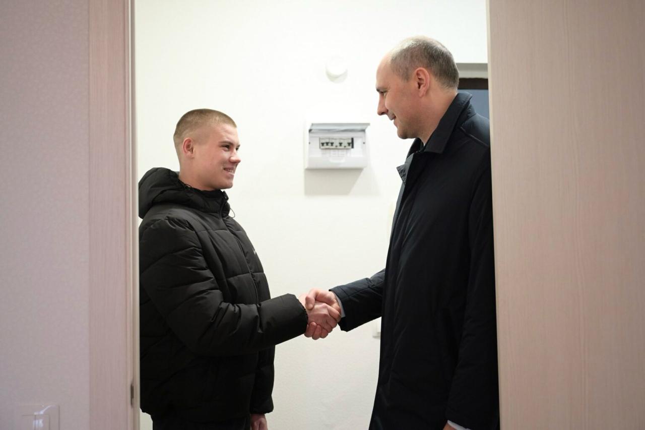 Губернатор Свердловской области Денис Паслер во время рабочего визита в городской округ Красноуфимск принял участие в торжественной церемонии вручения ключей детям-сиротам