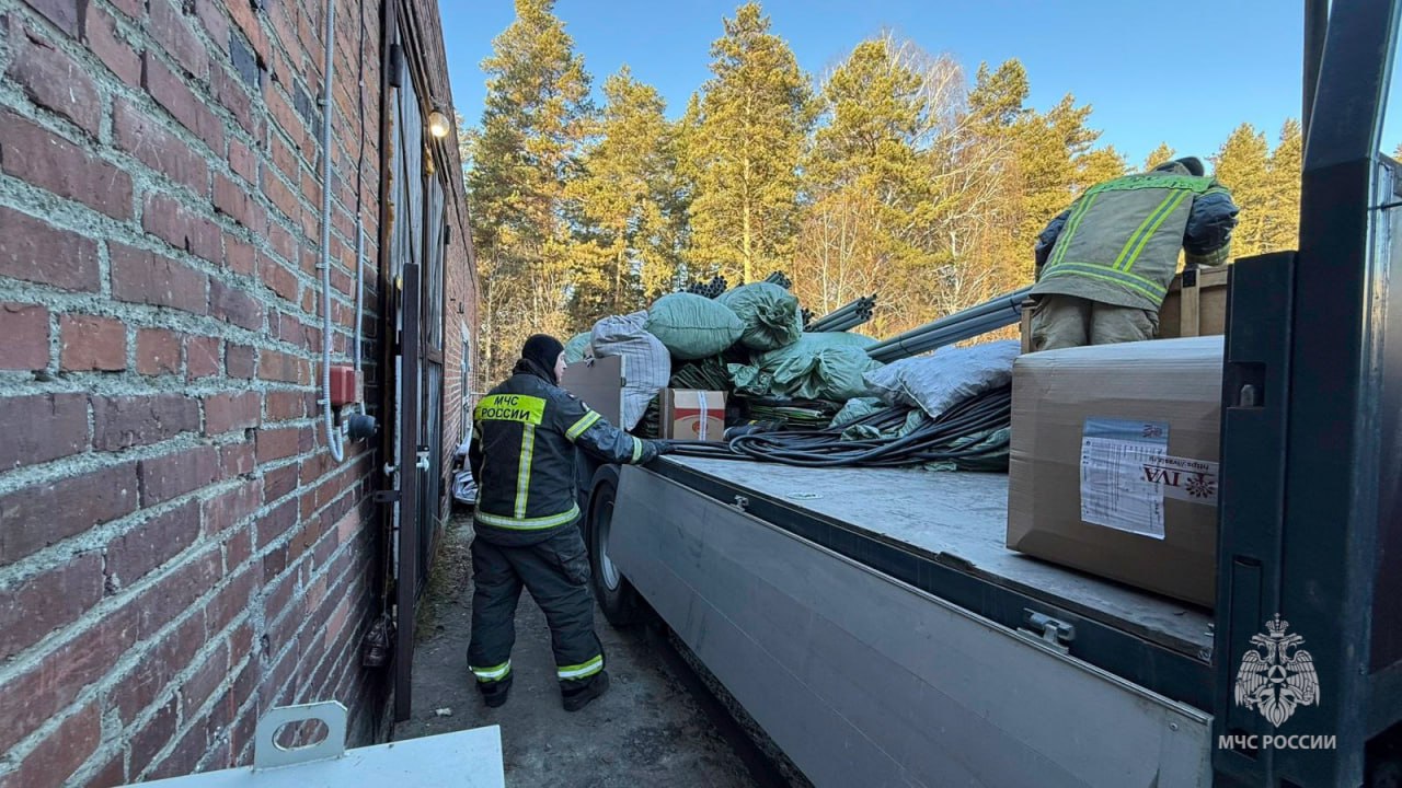 СВОих не бросаем. Огнеборцы 99 пожарно-спасательной части Заречного приняли участие в важной миссии — погрузке гуманитарного груза для отправки в зону специальной военной операции СВОих не бросаем. Огнеборцы 99 пожарно-спасательной части Заречного приняли участие в важной миссии — погрузке гуманитарного груза для отправки в зону специальной военной операции