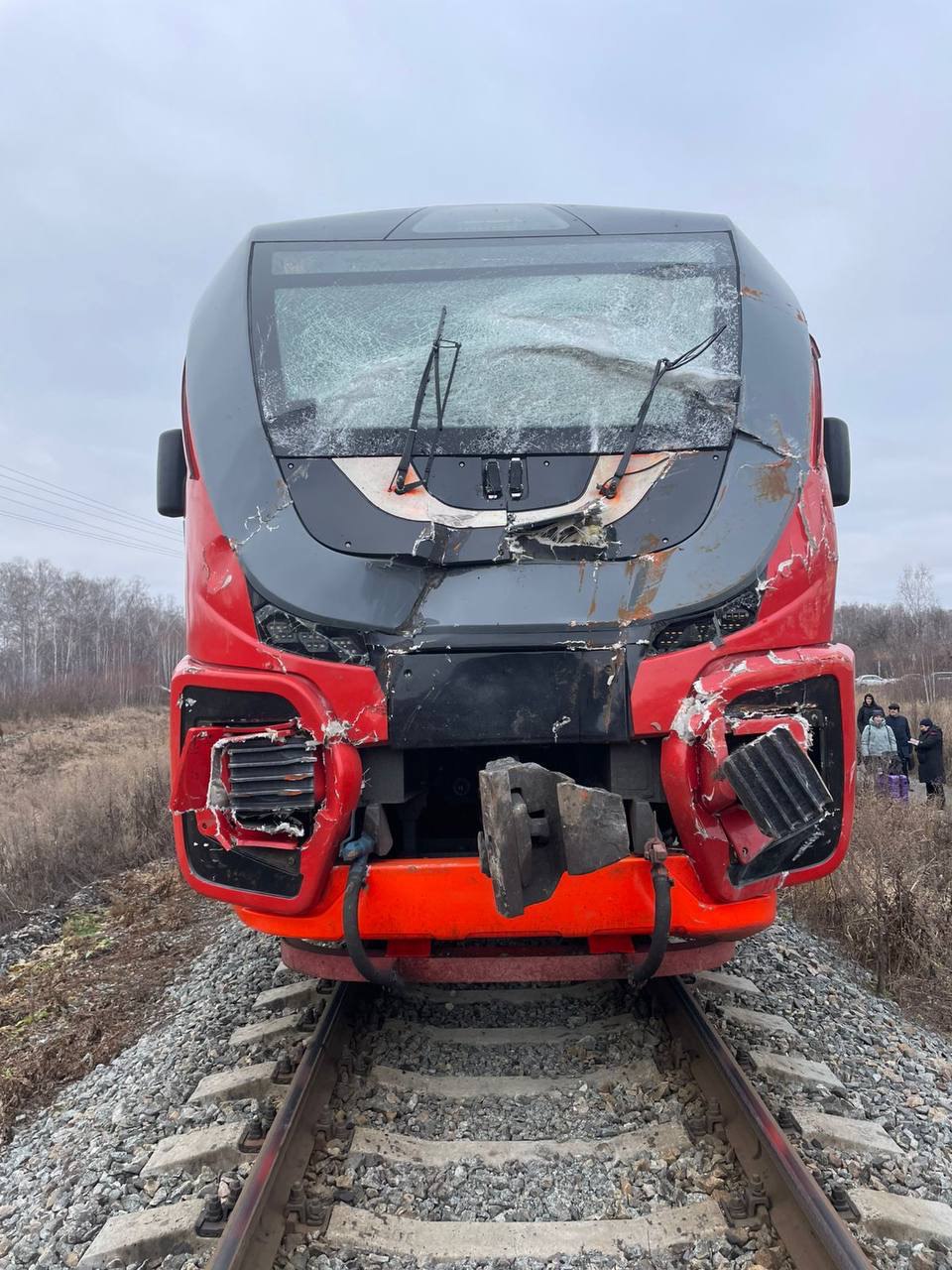 Транспортные полицейские Южного Урала проводят комплекс мероприятий, направленных на установление причин столкновения электропоезда и грузового автомобиля на перегоне Транспортные полицейские Южного Урала проводят комплекс мероприятий, направленных на установление причин столкновения электропоезда и грузового автомобиля на перегоне