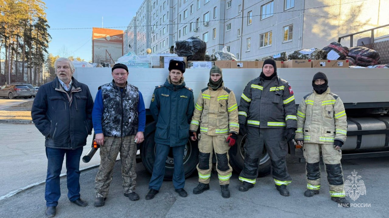 СВОих не бросаем. Огнеборцы 99 пожарно-спасательной части Заречного приняли участие в важной миссии — погрузке гуманитарного груза для отправки в зону специальной военной операции СВОих не бросаем. Огнеборцы 99 пожарно-спасательной части Заречного приняли участие в важной миссии — погрузке гуманитарного груза для отправки в зону специальной военной операции