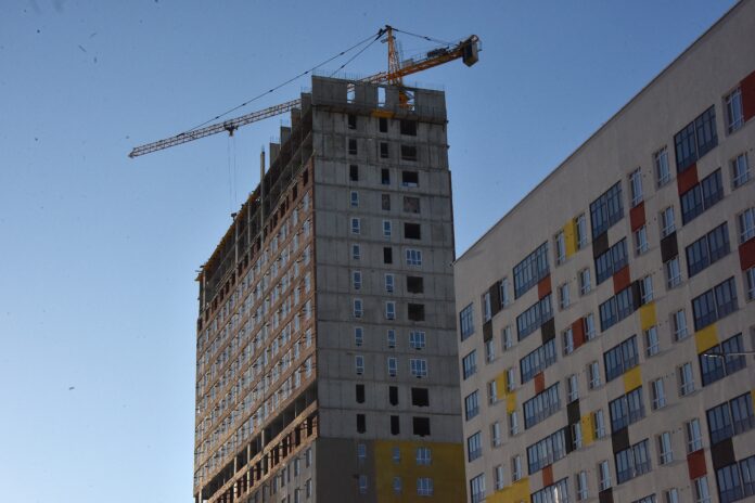 Полномочный представитель Президента России в Уральском федеральном округе Артем Жога по поручению главы государства держит на контроле вопросы жилищного строительства