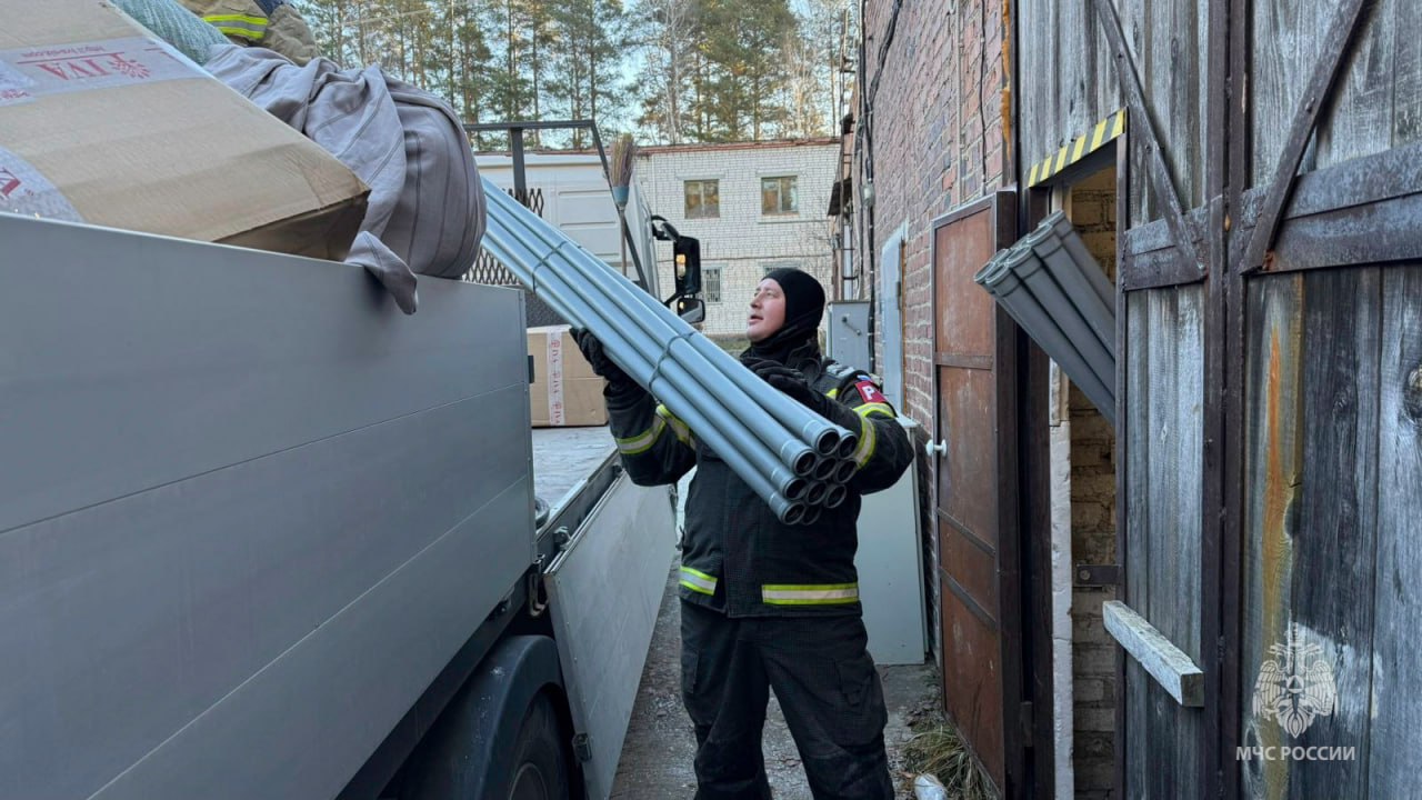 СВОих не бросаем. Огнеборцы 99 пожарно-спасательной части Заречного приняли участие в важной миссии — погрузке гуманитарного груза для отправки в зону специальной военной операции СВОих не бросаем. Огнеборцы 99 пожарно-спасательной части Заречного приняли участие в важной миссии — погрузке гуманитарного груза для отправки в зону специальной военной операции