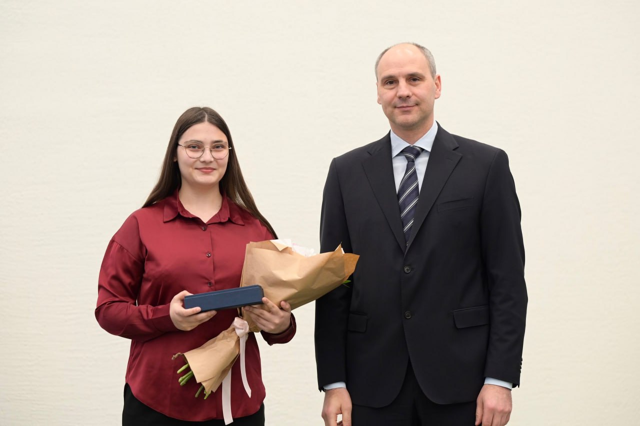 Денис Паслер вручил ключи детям-сиротам в Красноуфимске Денис Паслер вручил ключи детям-сиротам в Красноуфимске