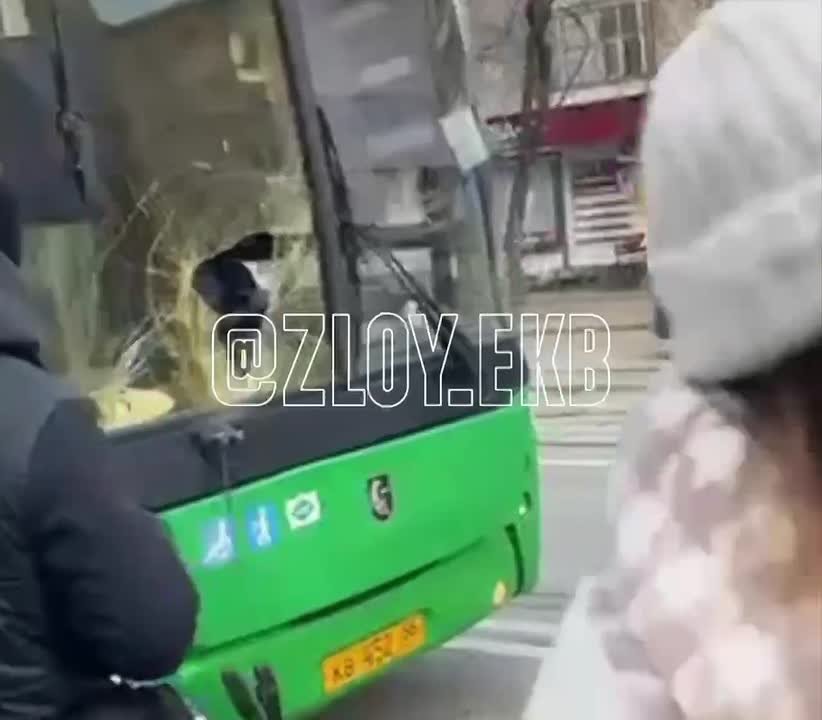 Автобус сбил пешехода у Южного автовокзала в Екатеринбурге