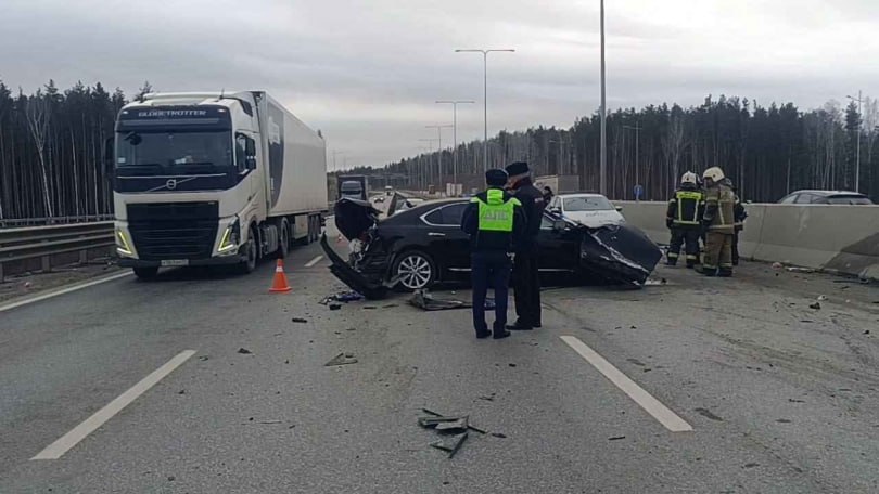 Лексус влетел в ограждение на ЕКАДе: водитель погиб от удара