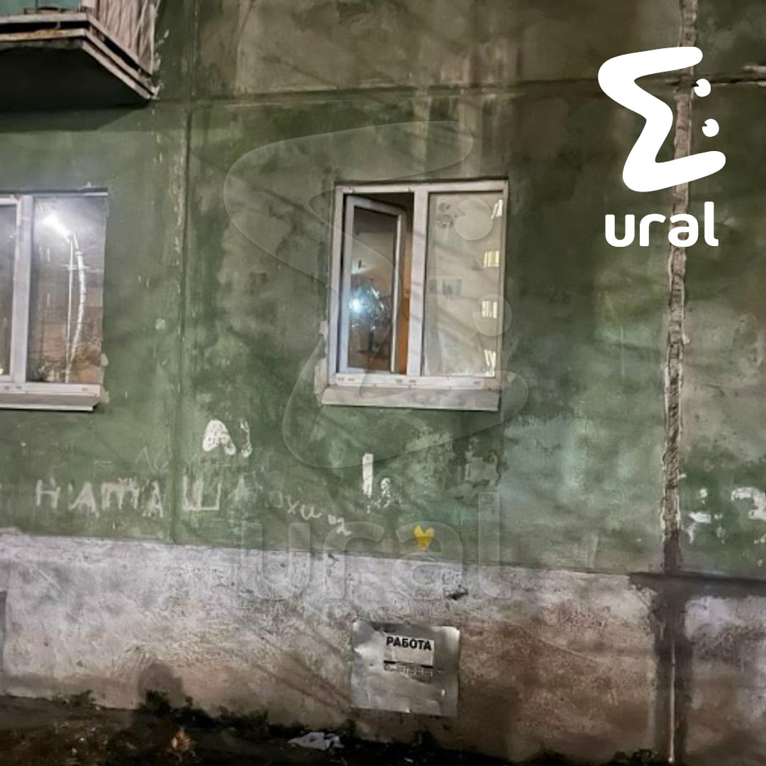 Силовикам пришлось сбросить первоуральца из окна первого этажа, чтобы спасти его девушку Силовикам пришлось сбросить первоуральца из окна первого этажа, чтобы спасти его девушку